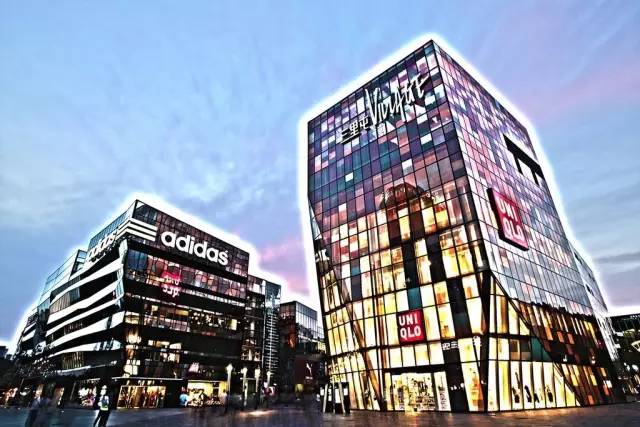 今天我们想聊聊adidas如何在时尚道路上越玩越嗨