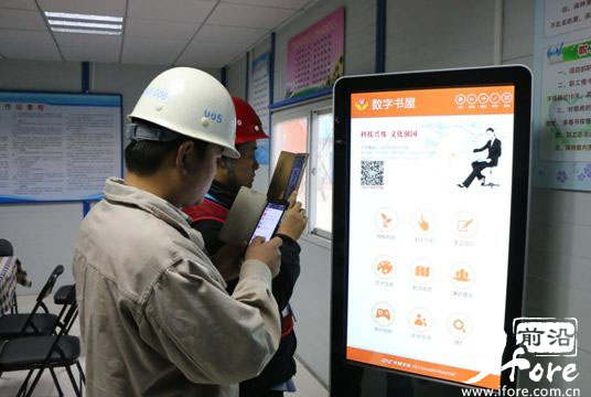 中建八局天津公司表彰优秀农民工 国庆前夕带农民工游航母