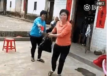 哎呀亲家母,不要不要我不要红包,别给我,你看你非要给我干嘛