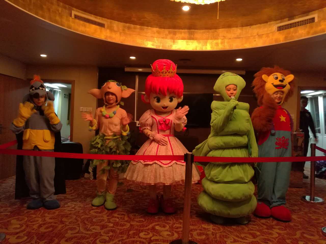 烟雨中秋夜，欢乐船上游