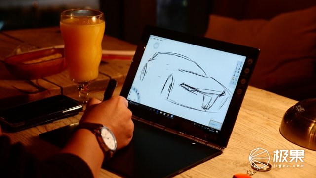 联想把30多年的笔记本键盘颠覆了,取消按键还能在上面画画