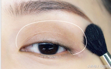 面试妆容简单干练,适合面试的职业妆容打扮和发型