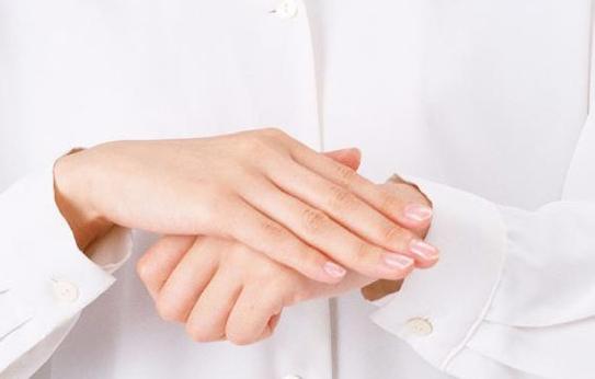 家庭主妇手脱皮什么原因,手秋季脱皮怎么回事