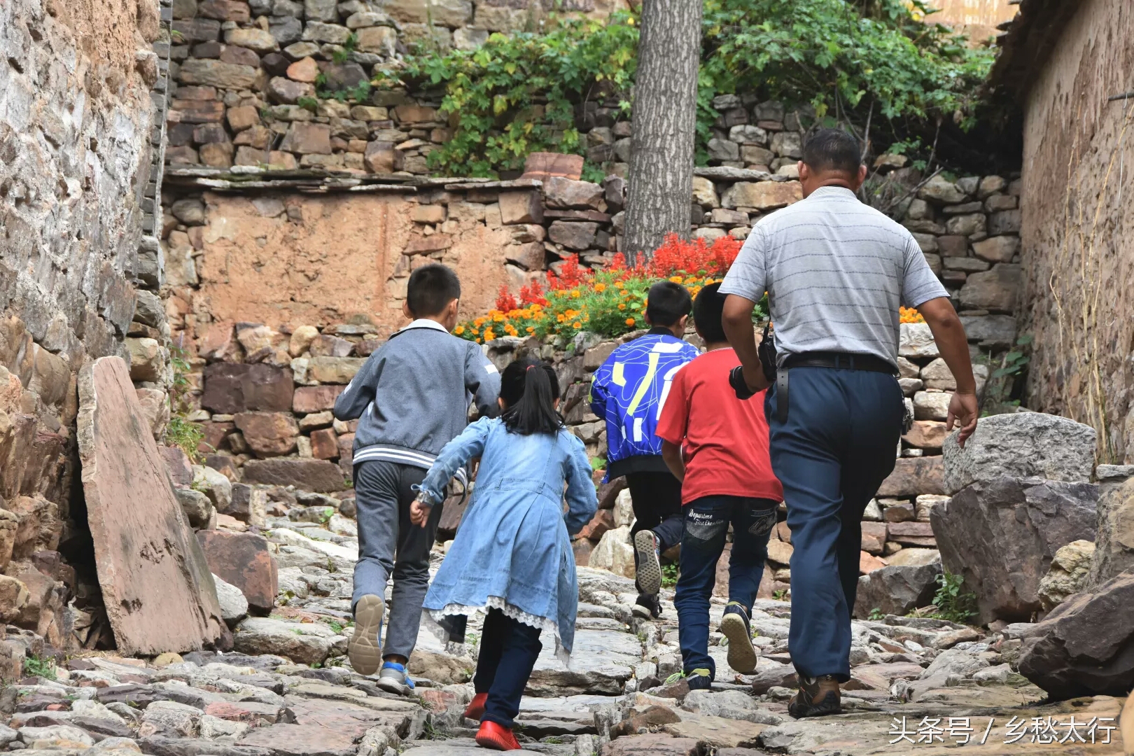 咱村来了摄影师，俺也去瞧瞧