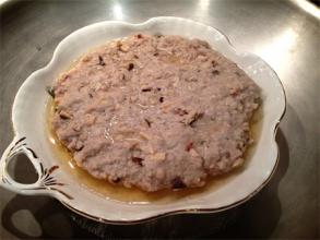 不经常吃零食的孩子一吃就上火,奶奶总给孩子吃很多