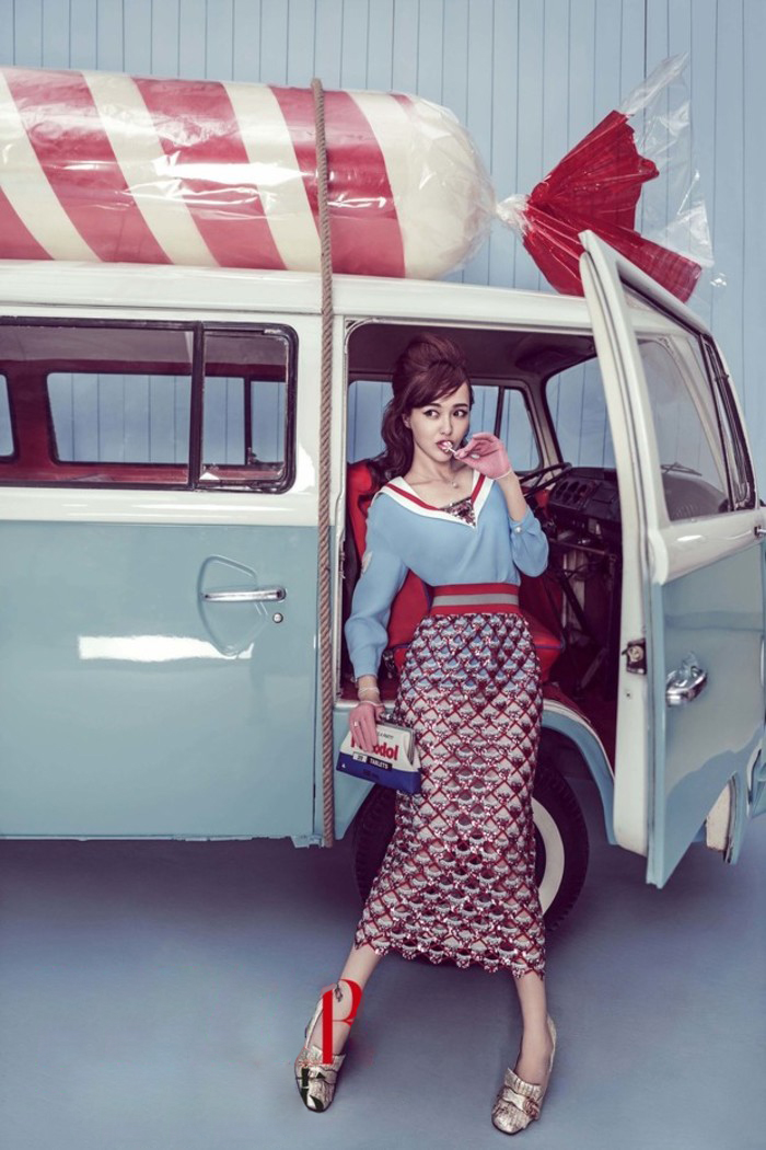 撞衫谁更尴尬,20岁关晓彤撞衫34岁唐嫣谁更美呢