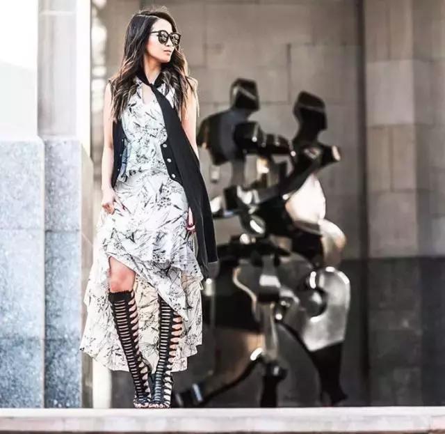 她颜值普通，又矮又穷，但奢侈大牌抢着送她包！