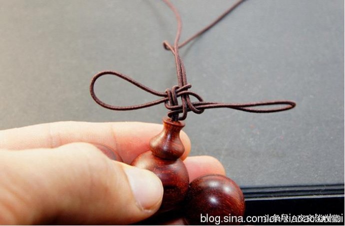单股弹力绳手串收尾打结图解,穿手串的方法视频教程