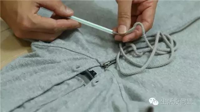 衣服绳子抽出来了怎么穿回去,衣服的松紧绳怎么穿进去的