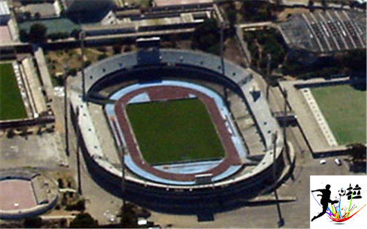 非洲足球场一览,看后很纳闷儿,人家怎么能出球星呢