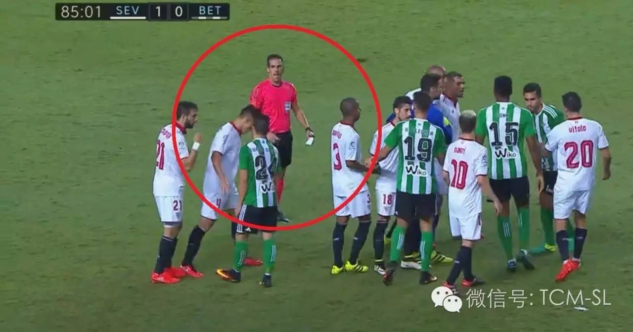 主裁判怎么和球员沟通,球员冲突裁判为什么不会阻止