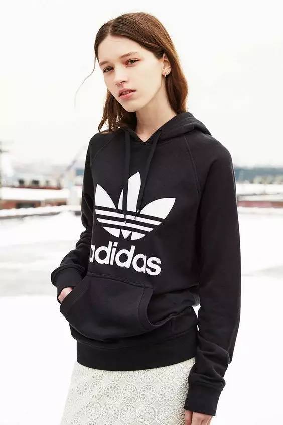 卫衣穿搭加校服,卫衣的最佳搭配方法