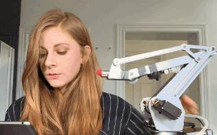 糗GIF榜:北京马拉松跑完之后,妹子们是这样下楼梯的