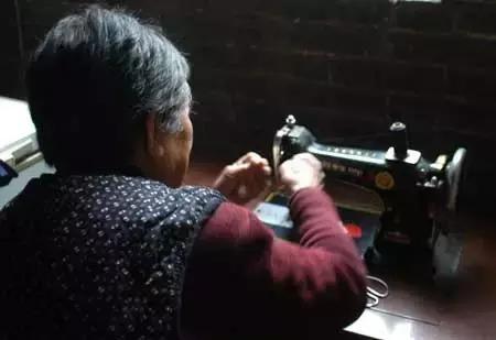 老房子里收藏有100万颗纽及巧手妈妈家族三代人缝缝补补的故事