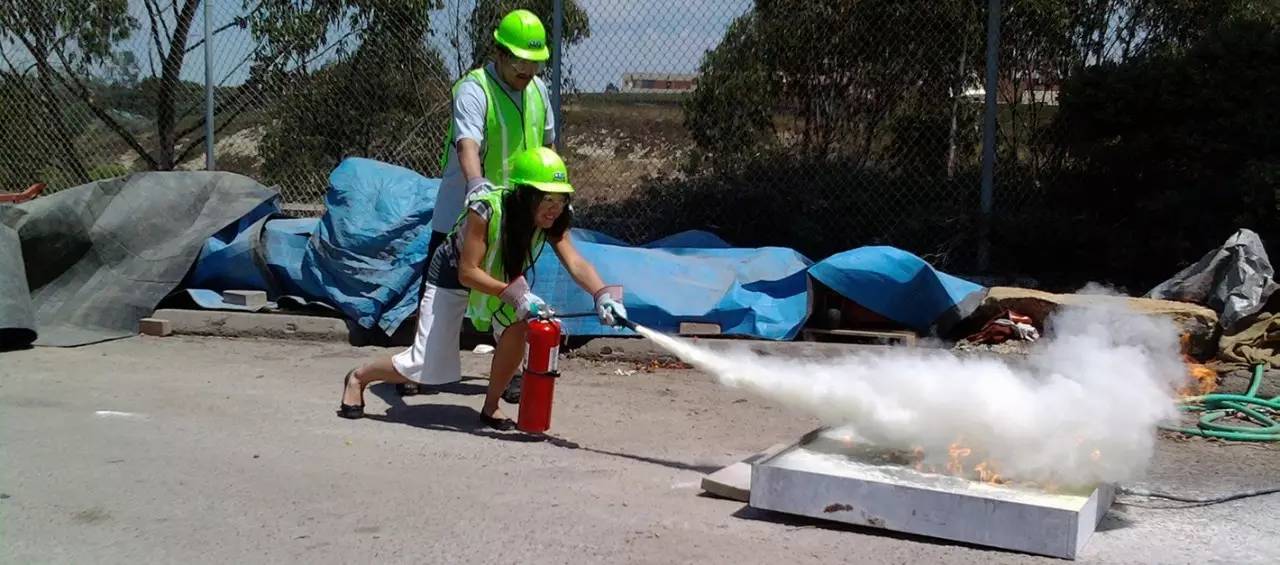 和警察“格斗”,*力暴**阴影下美国学校里的安全教育