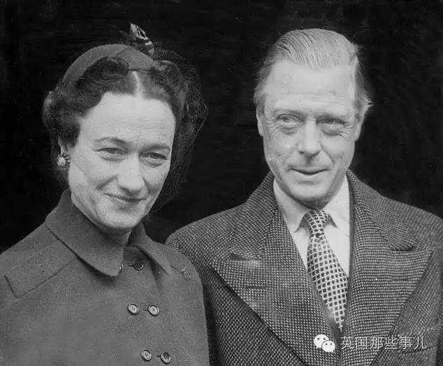 朋友的一句玩笑，这个法国哥们开始觉得自己本该当上英国国王..