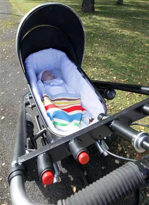 极客爸爸给婴儿车装上了125CC的摩托车发动机 边参赛奥运边“遛”小孩？｜905出行设计师