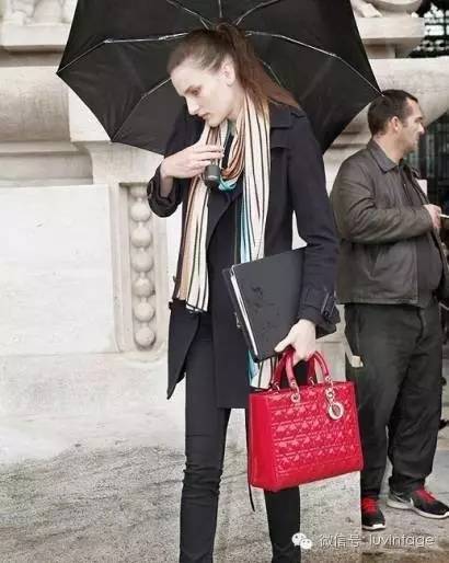 吃着月饼,吃着月饼赏着月亮会有好运吗