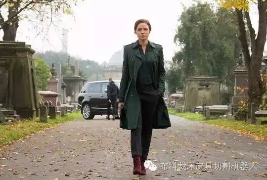 橙色风衣外套女中长款如何搭配,橄榄绿风衣搭配什么颜色的风衣