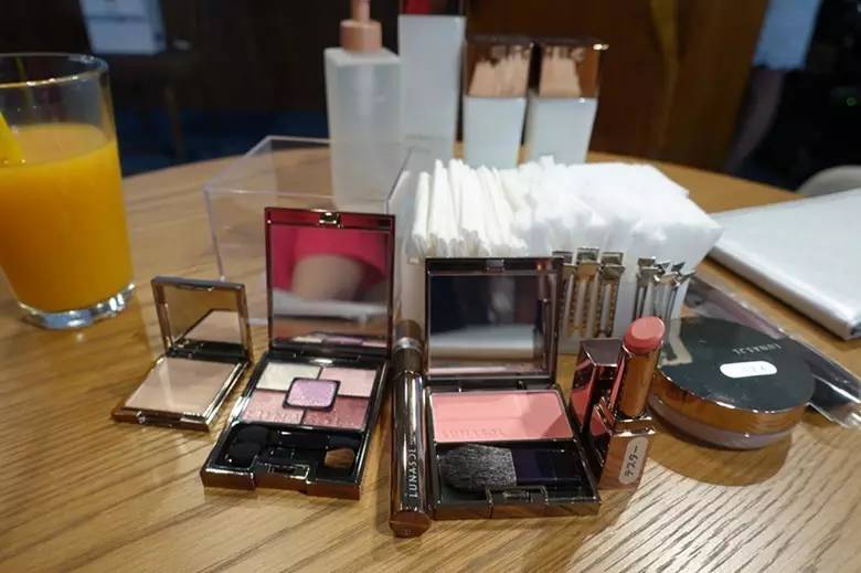 日本的日月晶采两用粉饼怎么样,日月晶采和眼影