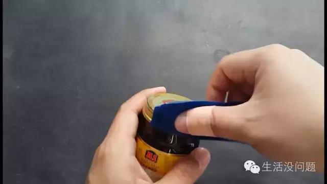 瓶盖太紧扭不开怎么办,加固胶黏在瓶盖上打不开怎么办