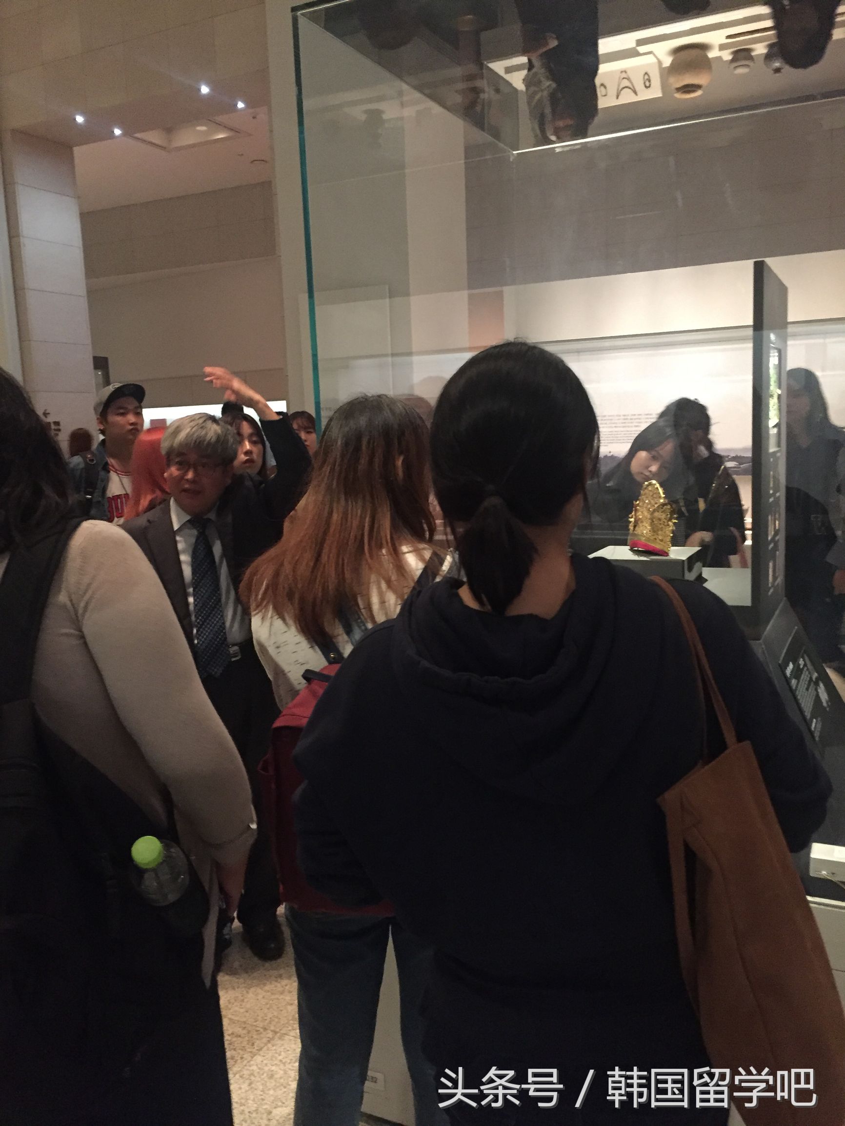 老教授带学生去山洞找文物,韩国教授来到中国博物馆