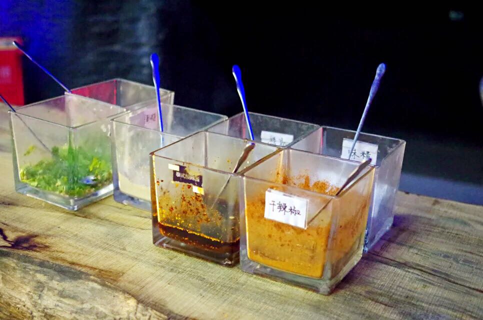 第一次吃烧烤串被惊艳,山洞里吃饭是一种什么体验