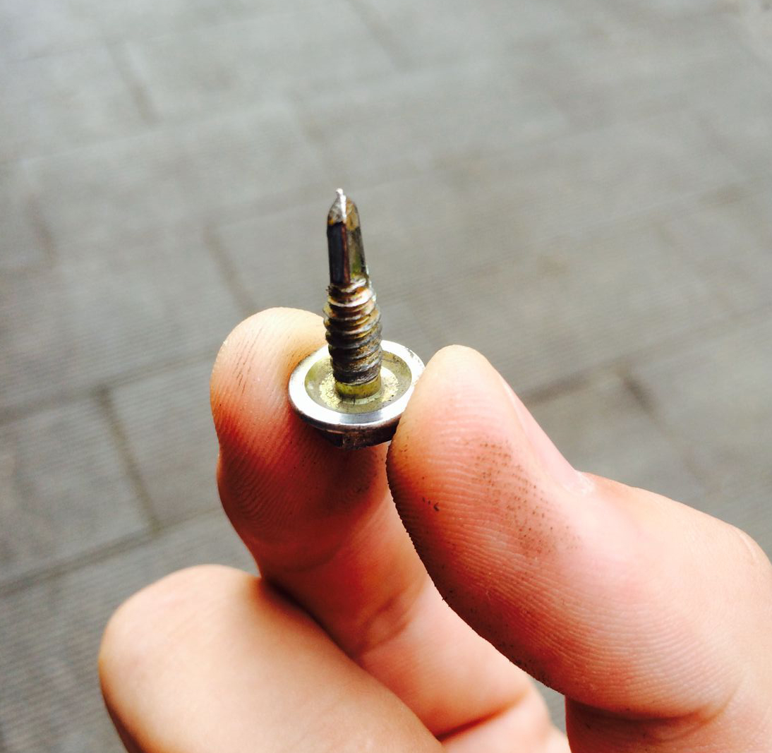 车胎刺了个小钉子拔出来没漏气,车胎扎进长钉