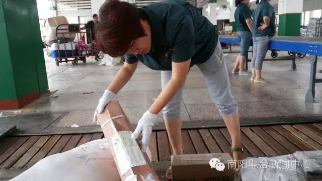 快递物流分拣员工作视频累不累,快递分拣流水线工作真实感受