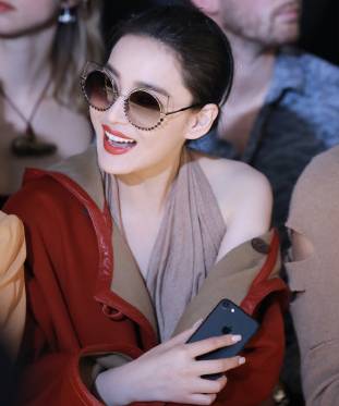 竟然有人夸大红雨衣配猪肠惊艳，别再绑着前男友炒作行吗