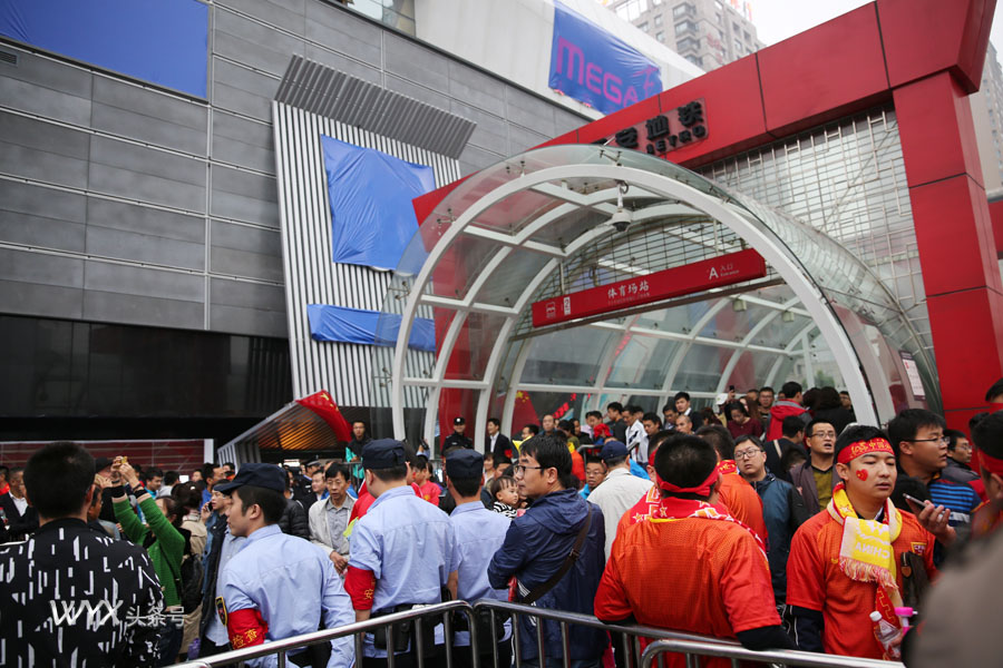 中国足球男足主场,中国男足将迎战沙特宣传海报