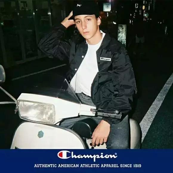 穿了一件特别新的卫衣,穿了一件很喜欢的卫衣