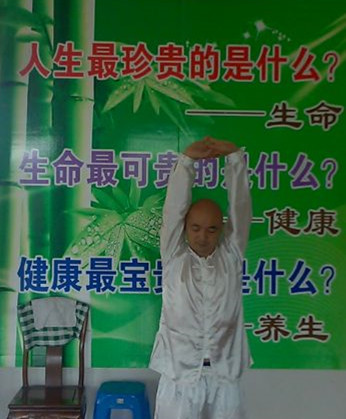 抻腰拱腰对整个腰椎、脊柱的病，对背部肌肉的病都有较明显