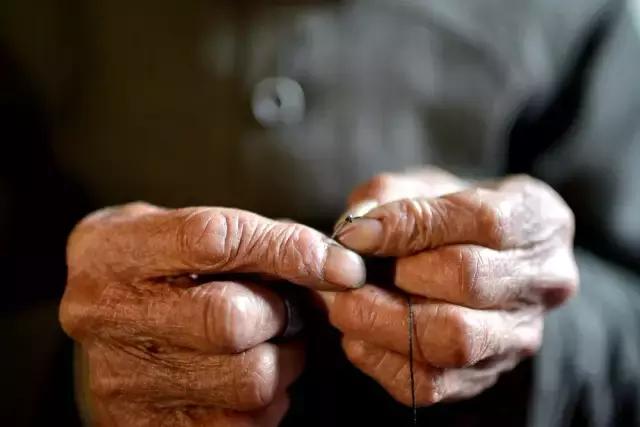 老房子里收藏有100万颗纽及巧手妈妈家族三代人缝缝补补的故事