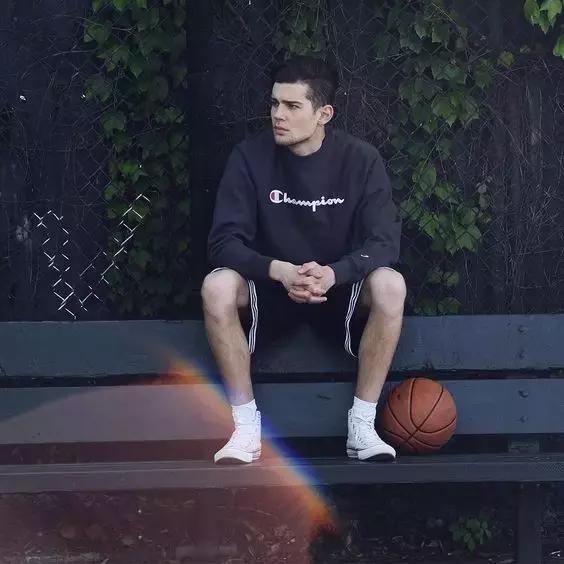 穿了一件很喜欢的卫衣,champion卫衣连帽和圆领