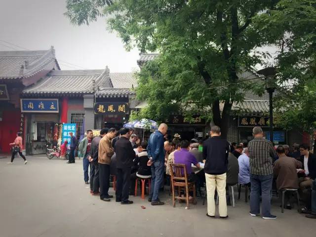 西安城墙从哪道门出去有美食街,西安城墙有个当地美食像肥肠一样