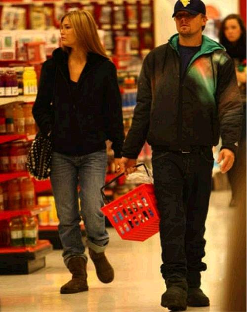 一双丑到爆的棉鞋火了几十年，年销90亿，夏天也有爆款，靠一反时尚毒招