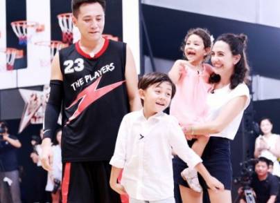 刘烨一家四口颜值照片,刘烨丑不丑