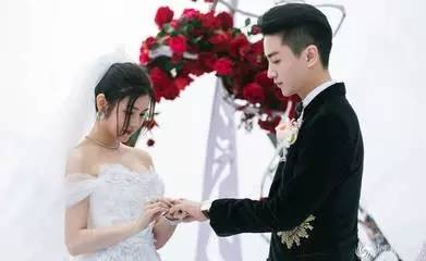 今年结婚的女星婚礼喜欢什么发型?刘诗诗陈妍希钟爱中分,林心如和张歆艺想到一起去了~