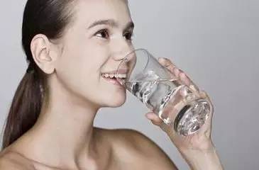 胃痛按脚上哪个穴位能缓解胃痛,胃痛吃什么好缓解胃痛的小妙招