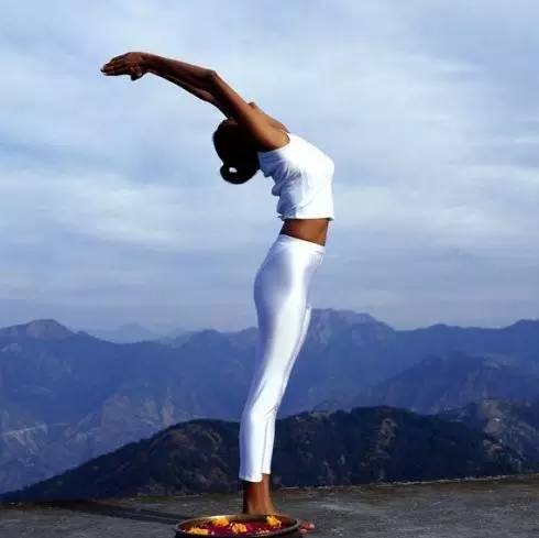 找到正确的瑜伽“力量”──尾骨内收