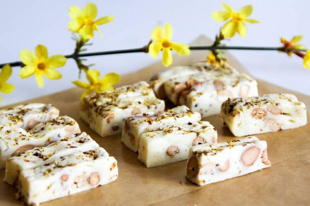 把桂花的香味藏在口中,把桂花喝下去把香气留下来