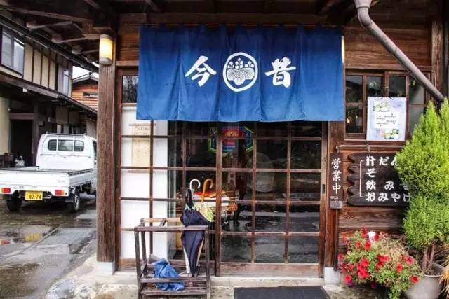 红叶堪比京都，温泉不输北海道的赏枫地，11-12月往返机票￥800+，不用担心人潮说走就走