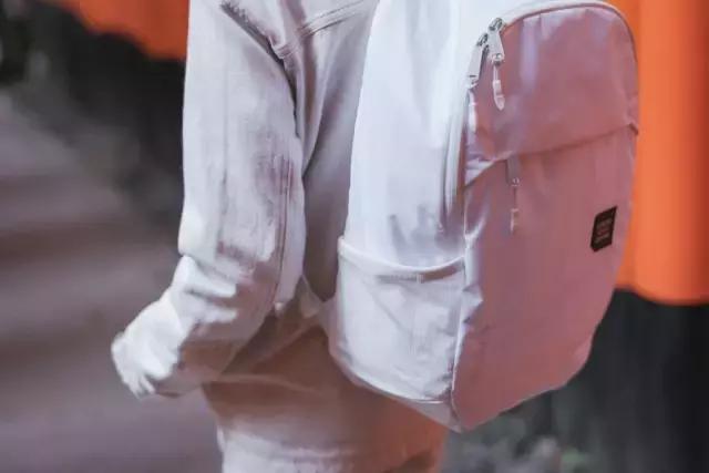 逛大街不想撞包？试试这些小众又时髦的双肩包！