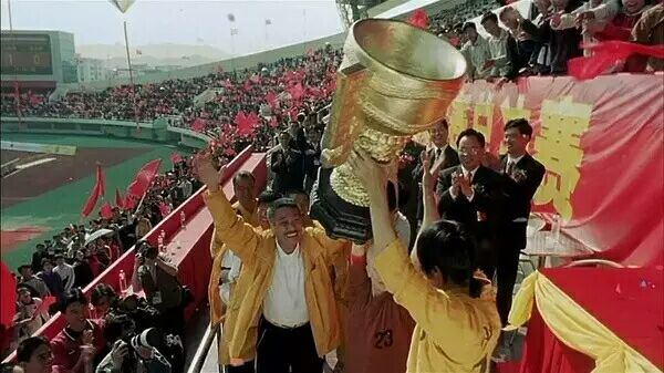 周星驰与吴孟达少林足球唱歌片段,少林足球周星驰吴孟达找陈国坤