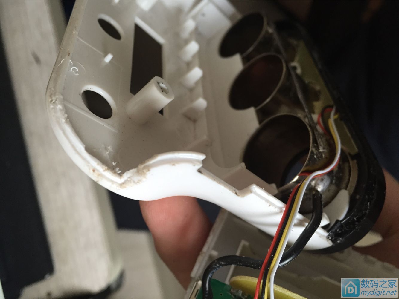 先科车充拆解,先科车载一拖三充电器维修