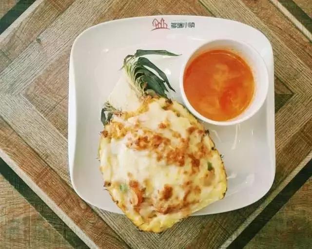 你在家吃泡面，我在多瑞小镇和狮子共进午餐。