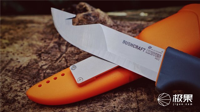 这盒子还没手掌大，里面的工具却比工具箱还全，野外保命全靠它