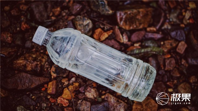 这盒子还没手掌大，里面的工具却比工具箱还全，野外保命全靠它