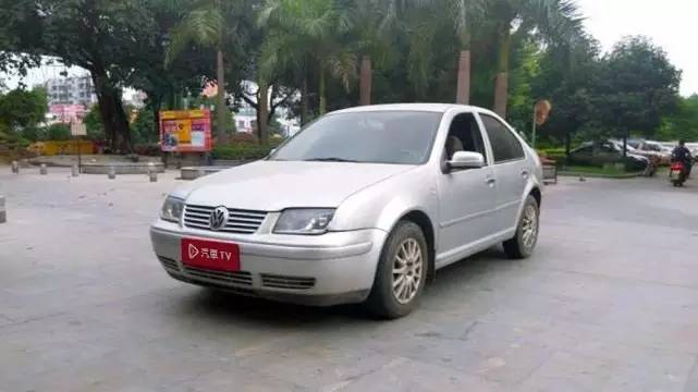 后视镜设计很别致,后视镜内部设计